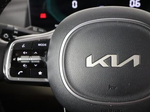 Used 2025 Kia Carnival FWD image 8