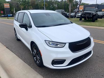 New 2026 Chrysler Pacifica Select