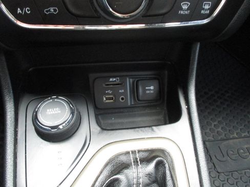 Used 2016 Jeep Cherokee Latitude w/ Cold Weather Group AWD/4WD image 24