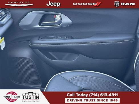New 2026 Chrysler Pacifica Limited w/ Uconnect Theater Family Group FWD image 21