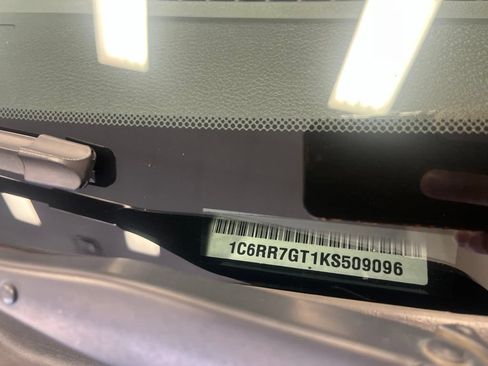 Used 2019 RAM 1500 Classic SLT w/ SLT Plus D←cor Group AWD/4WD image 3