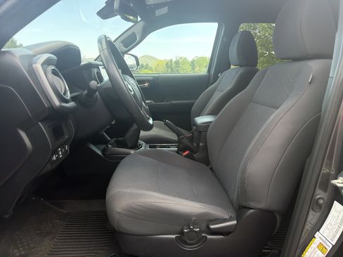 Used 2019 Toyota Tacoma TRD Off-Road w/ Technology Package AWD/4WD image 19