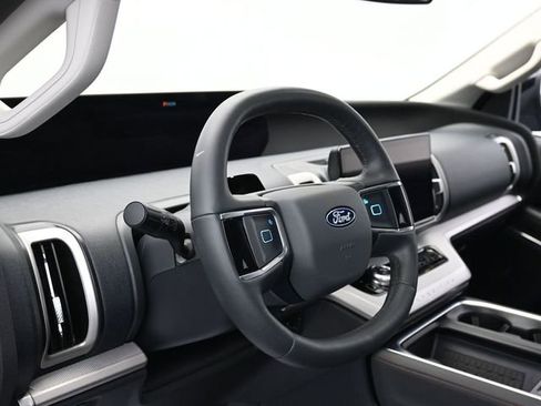 Used 2025 Ford Expedition Active image 15