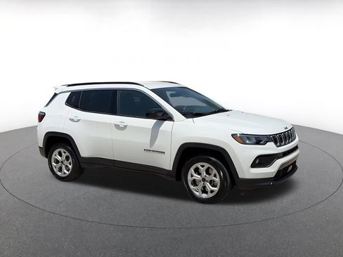 Used 2025 Jeep Compass Latitude AWD/4WD image 2