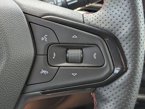 Used 2025 Chevrolet Trax RS w/ Sunroof Package FWD image 24