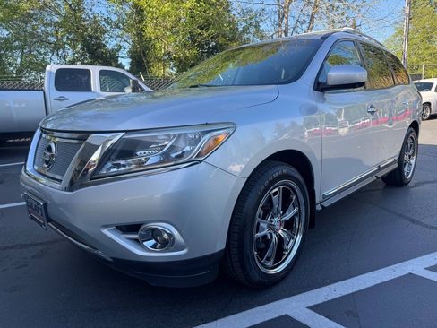 Used 2015 Nissan Pathfinder Platinum w/ Family Entertainment Package FWD image 1