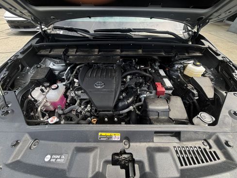 Used 2025 Toyota Highlander LE FWD image 33
