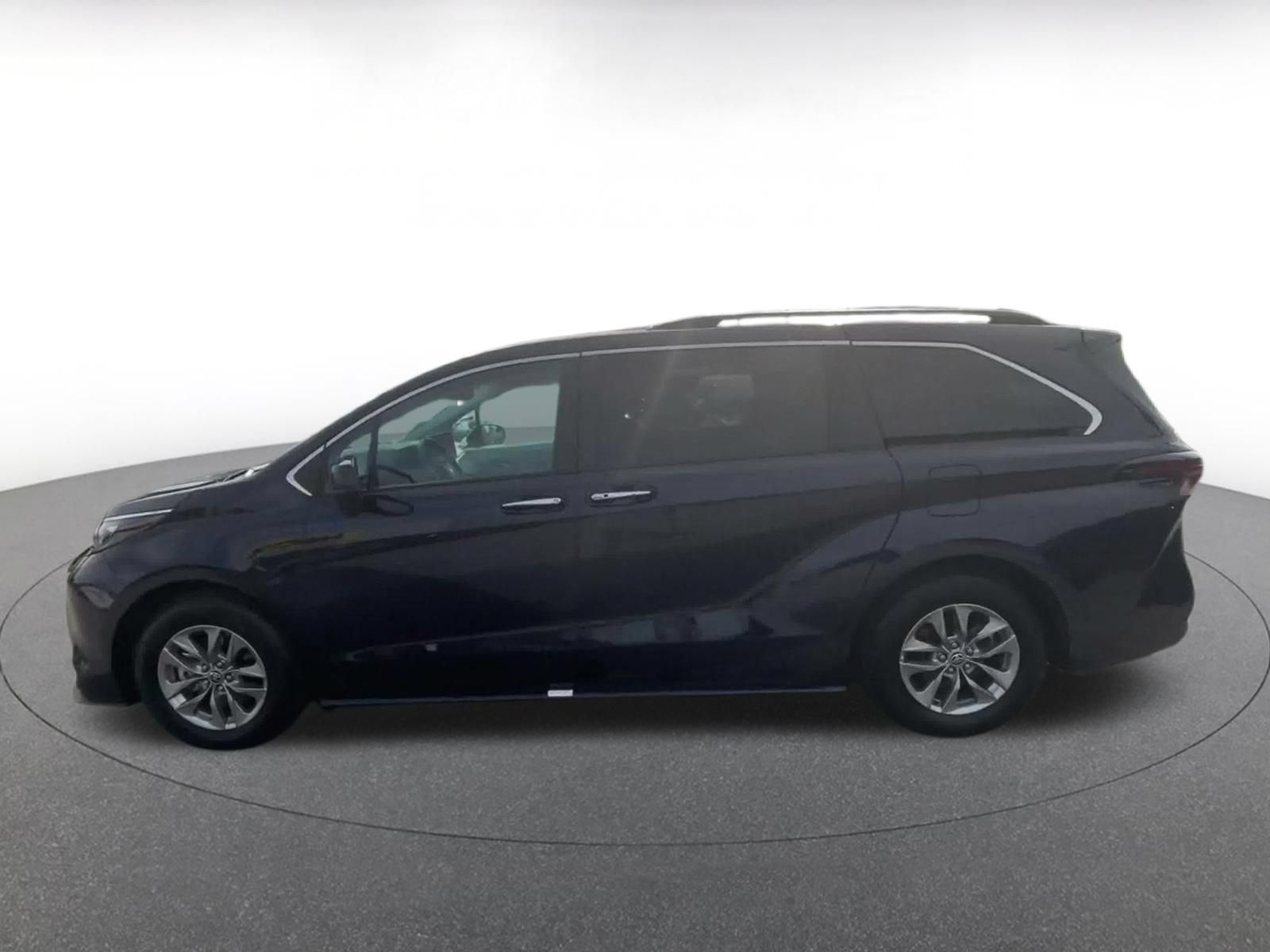 Used 2025 Toyota Sienna XLE FWD image 8