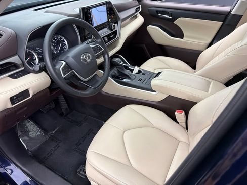 Used 2022 Toyota Highlander XLE AWD/4WD image 11