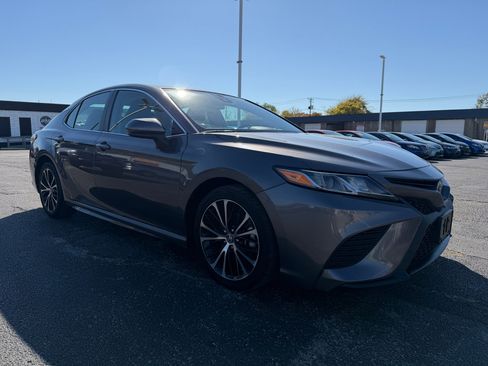 Used 2020 Toyota Camry SE image 3