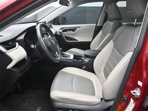 Used 2021 Toyota RAV4 XLE Premium image 18