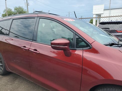 Used 2021 Chrysler Pacifica Touring-L w/ Uconnect Theater Family Group AWD/4WD image 3