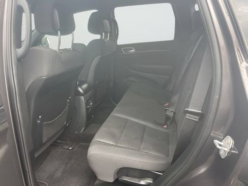 Used 2019 Jeep Grand Cherokee Laredo w/ 18" Wheel & 8.4" Radio Group RWD image 9