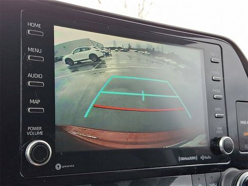 Used 2021 Toyota Highlander LE image 3