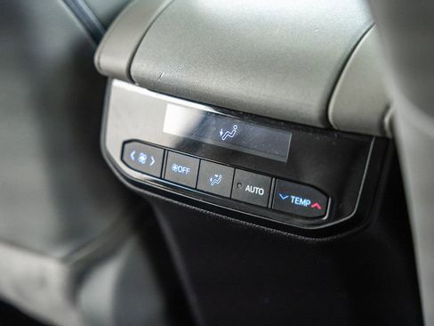 Used 2022 Toyota Highlander XLE AWD/4WD image 36