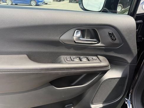 New 2027 Chrysler Pacifica Select FWD image 5