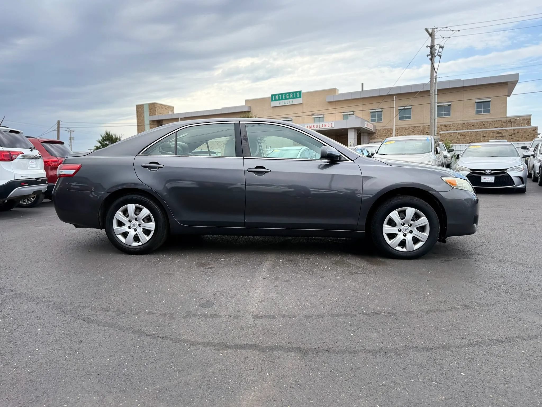 Used 2010 Toyota Camry LE FWD image 2