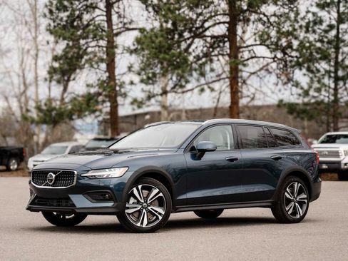 Used 2026 Volvo V60 B5 Cross Country Plus w/ Climate Package image 1