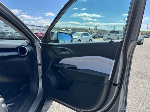 Used 2025 Chevrolet Trax LT FWD image 17