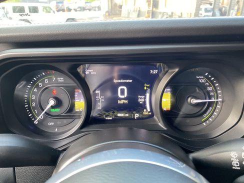 Used 2024 Jeep Wrangler Unlimited Sahara AWD/4WD image 27
