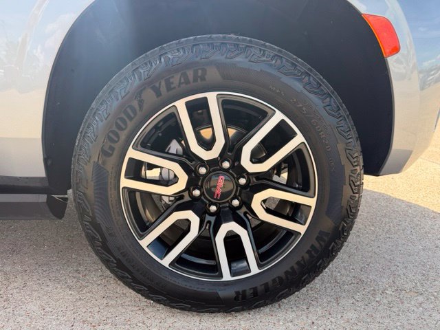 Used 2024 GMC Yukon AT4 w/ Technology Package AWD/4WD image 10