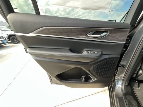 New 2025 Jeep Grand Cherokee L Limited w/ Black Appearance Package image 18