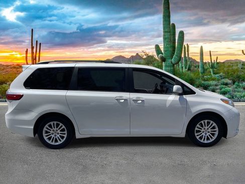 Used 2015 Toyota Sienna XLE w/ XLE Navigation Package FWD image 2