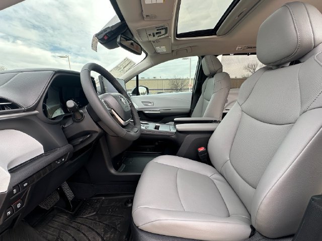 Used 2026 Toyota Sienna XLE FWD image 23