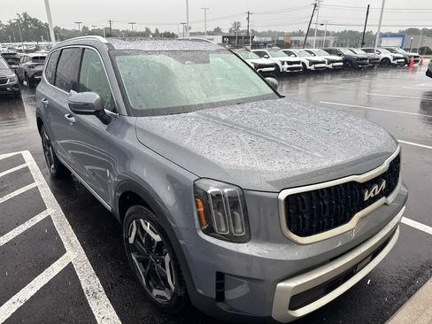 Used 2024 Kia Telluride EX w/ EX Captain's Chair Package AWD/4WD image 4