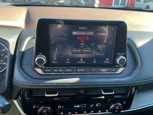 Used 2021 Nissan Rogue SV w/ Premium Package image 16