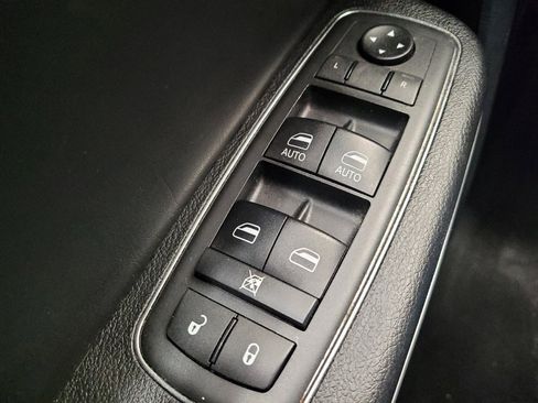 Used 2019 Chrysler 300 S AWD/4WD image 27