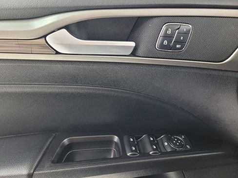 Used 2018 Ford Fusion SE w/ Fusion SE Technology Package FWD image 27