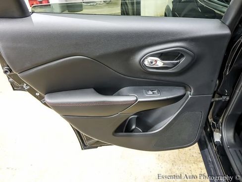Used 2019 Jeep Cherokee Trailhawk AWD/4WD image 20