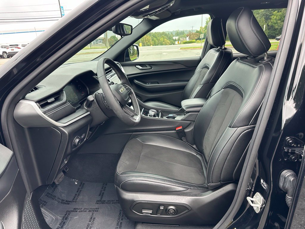 Used 2023 Jeep Grand Cherokee Altitude AWD/4WD image 12