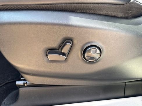 Used 2023 Chrysler Pacifica Touring-L AWD/4WD image 10