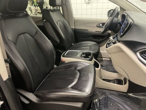 Used 2023 Chrysler Pacifica Touring-L FWD image 20