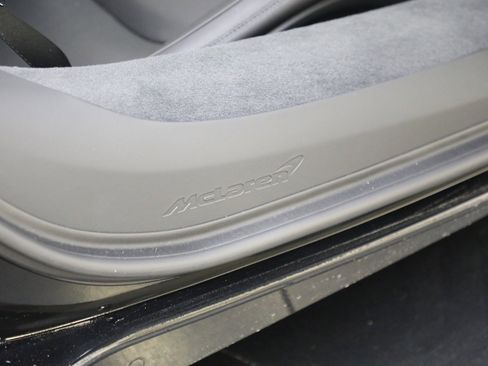 Used 2025 McLaren Artura image 30