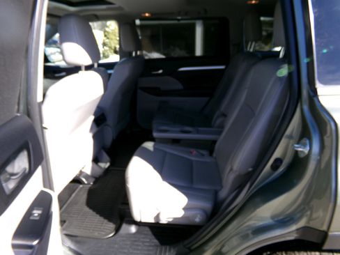 Used 2015 Toyota Highlander XLE image 18