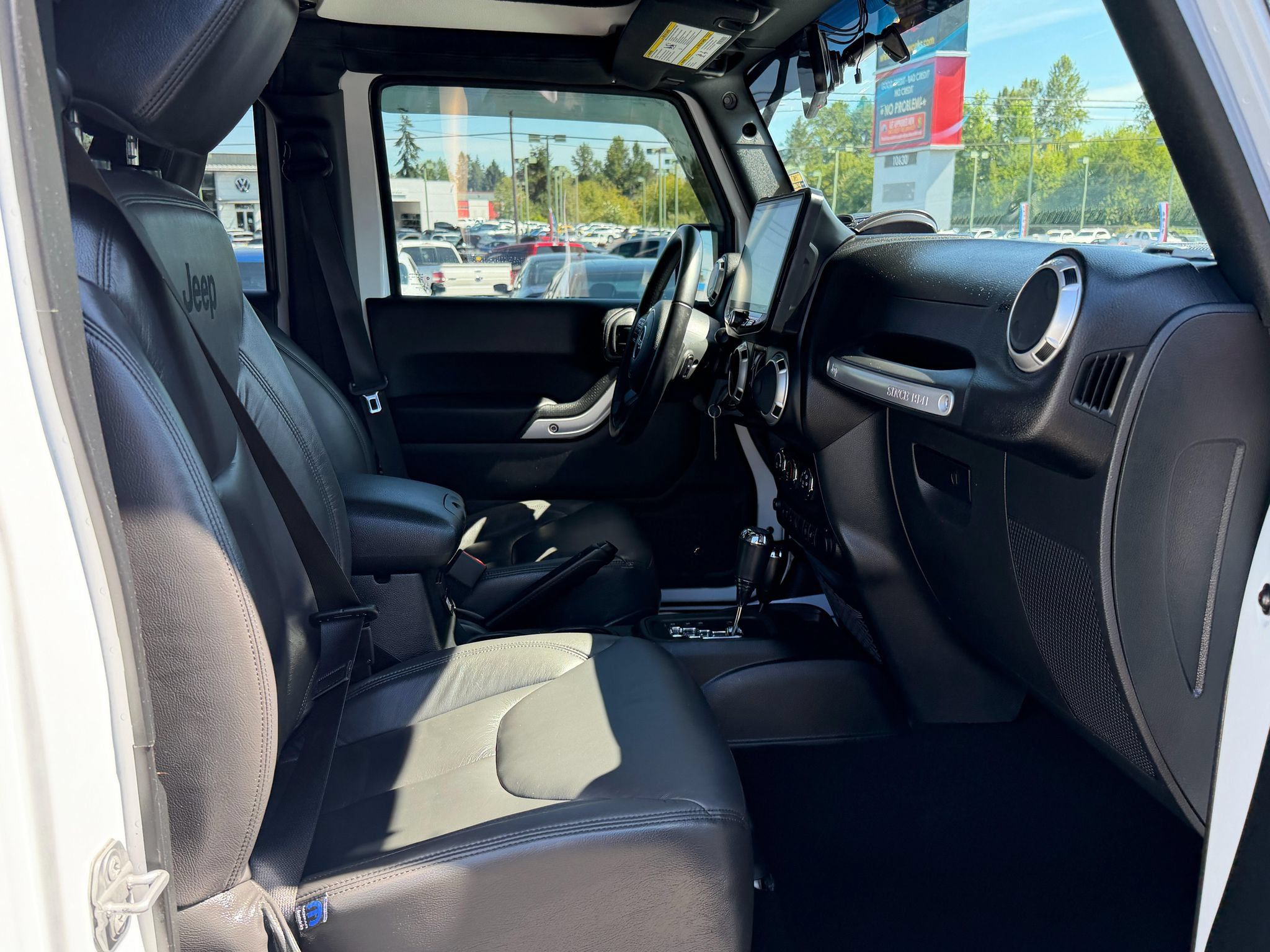 Used 2017 Jeep Wrangler Unlimited Rubicon w/ Connectivity Group AWD/4WD image 17