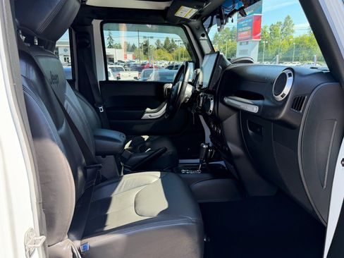 Used 2017 Jeep Wrangler Unlimited Rubicon w/ Connectivity Group AWD/4WD image 17