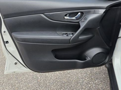 Used 2017 Nissan Rogue SV image 28