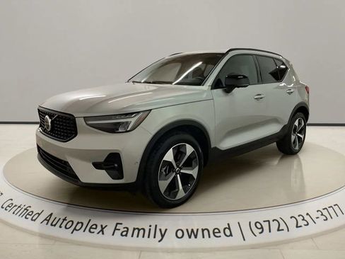 Used 2025 Volvo XC40 B5 Plus AWD/4WD image 1