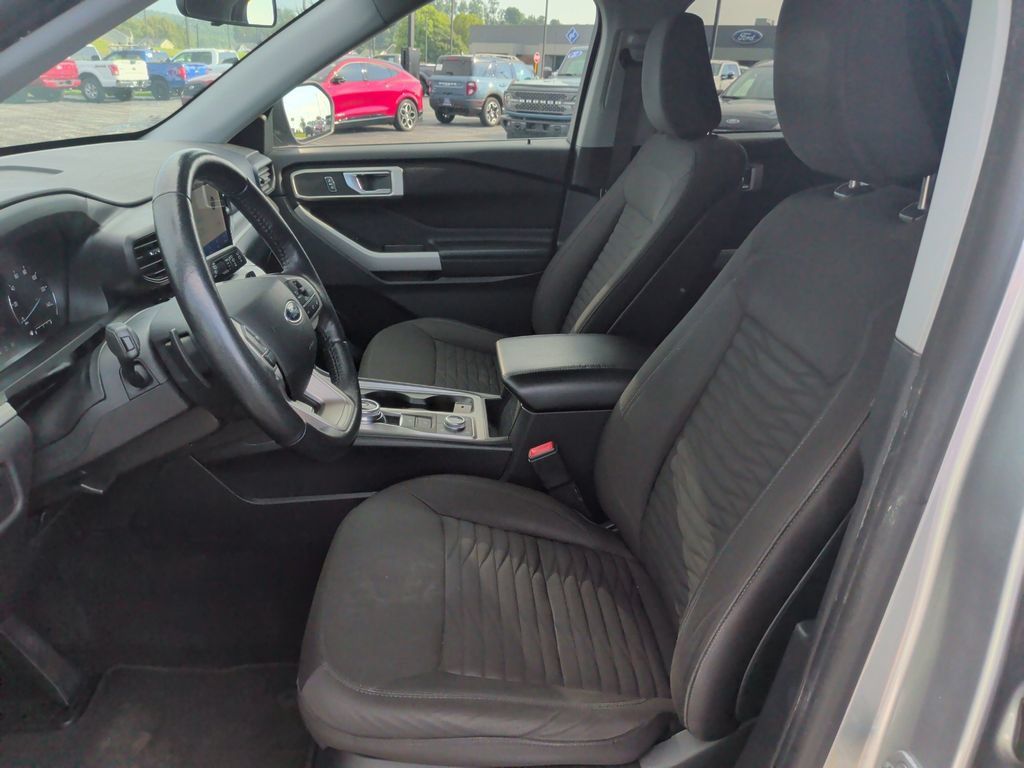 Used 2020 Ford Explorer XLT w/ Comfort Package AWD/4WD image 4