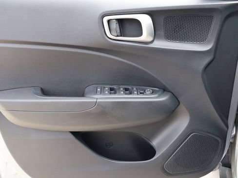 Used 2025 Hyundai Venue SEL FWD image 19