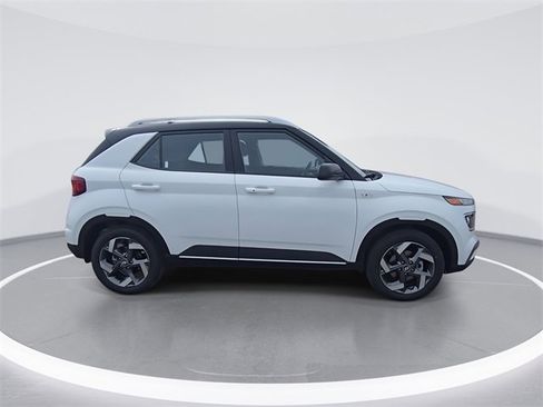 Used 2025 Hyundai Venue Limited image 9
