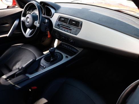 Used 2005 BMW Z4 2.5i image 12