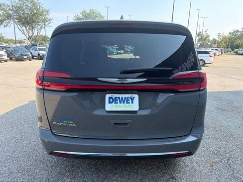 Used 2022 Chrysler Pacifica Touring-L FWD image 4