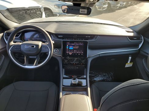 New 2025 Jeep Grand Cherokee Laredo image 12