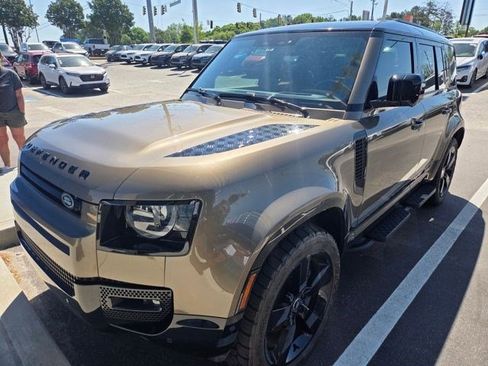 Used 2024 Land Rover Defender 110 X-Dynamic SE image 4