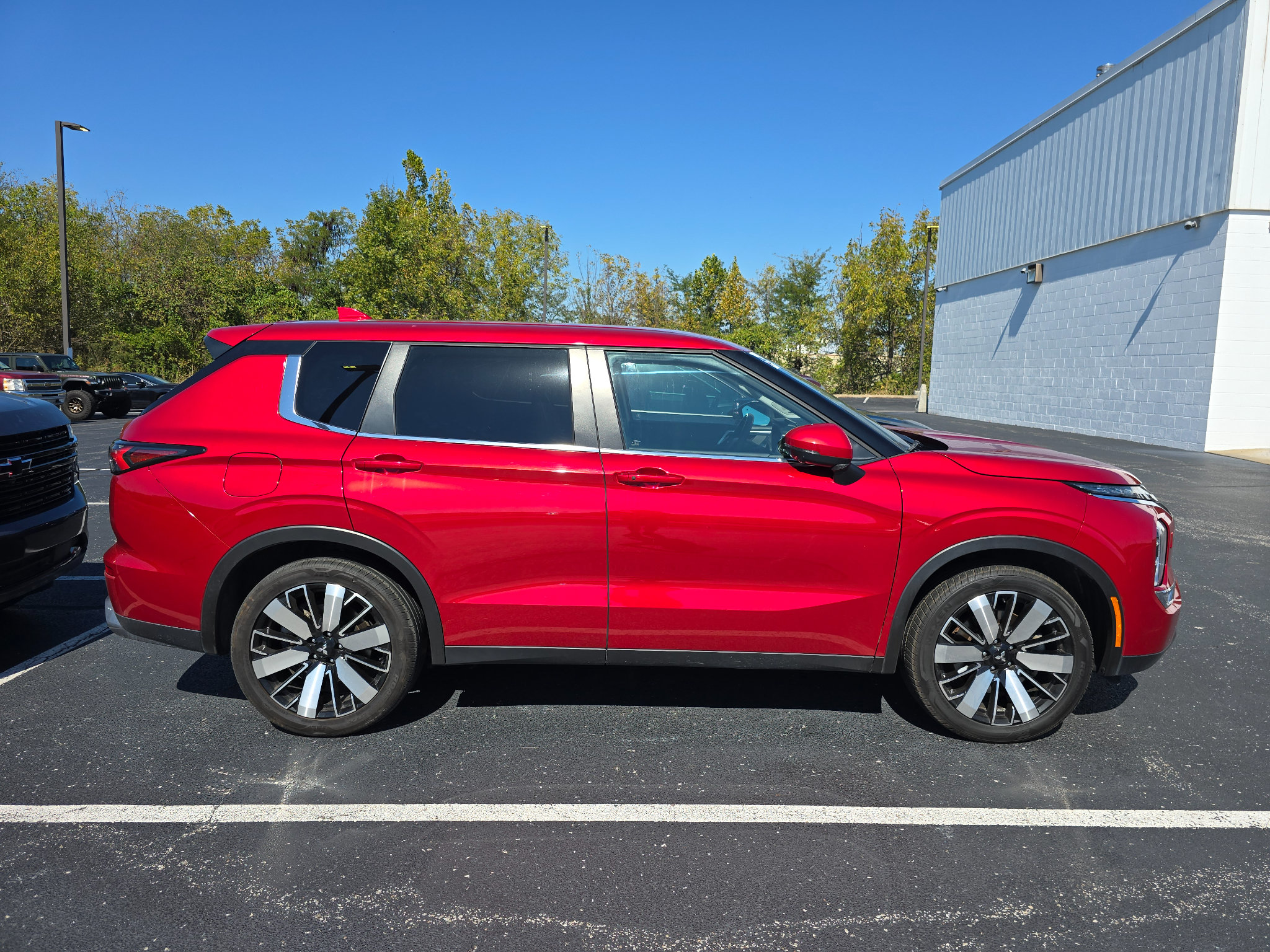Used 2025 Mitsubishi Outlander SE AWD/4WD image 2